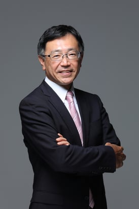 栗田取締役 背景黒4